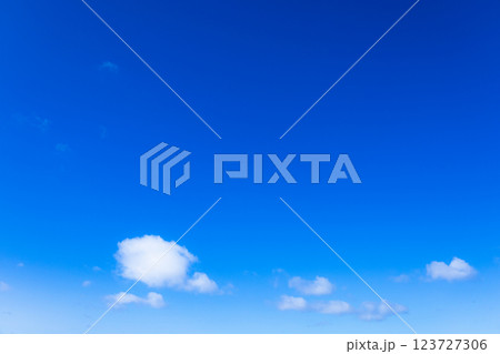 抜けるような青空と白い雲のシンプルな風景 123727306