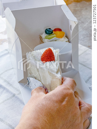 ケーキのホールに乗せたケーキ ケーキのホールに乗せたケーキ 123727501