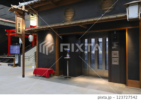 羽田空港第3ターミナル4F江戸小路から5F展望デッキへのエレベーター 123727542