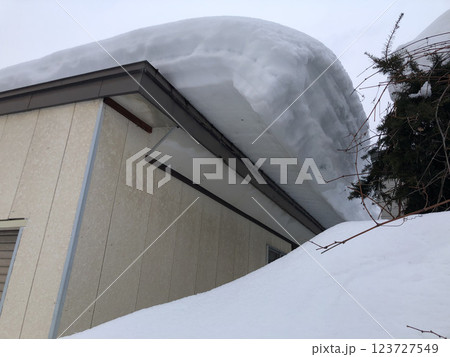 屋根の雪庇 屋根の雪庇 123727549