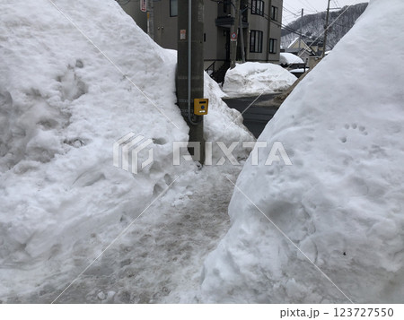 雪に埋まる電柱 123727550