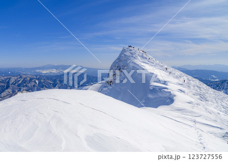 雪の谷川岳・トマの耳と大きな雪庇 123727556