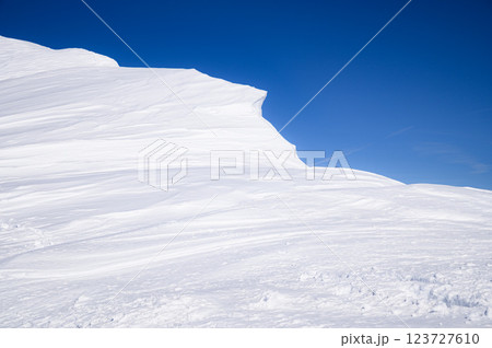 雪積もる谷川岳・稜線上の巨大な雪庇（雪崩危険） 123727610