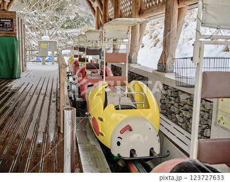 運航停止したモノレール 123727633