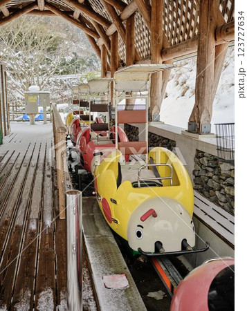 運航停止したモノレール 123727634