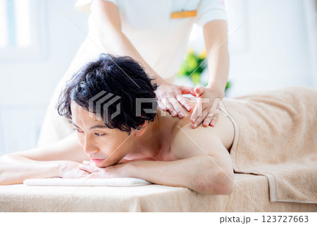 エステでマッサージを受ける若い男性 123727663