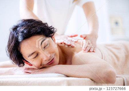 エステでマッサージを受ける若い男性 エステでマッサージを受ける若い男性 123727666