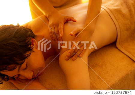 エステでマッサージを受ける若い男性 エステでマッサージを受ける若い男性 123727674