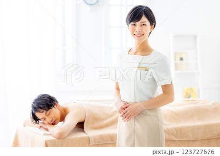 エステティシャンの女性 123727676