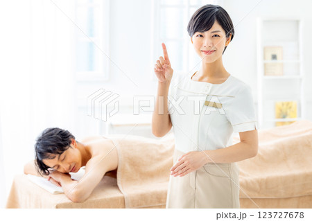 エステティシャンの女性 エステティシャンの女性 123727678