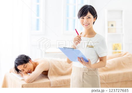 エステティシャンの女性 エステティシャンの女性 123727685