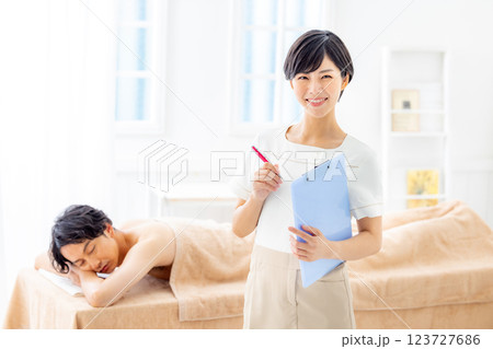 エステティシャンの女性 123727686