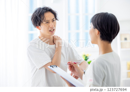 カウンセリングを受ける男性 123727694