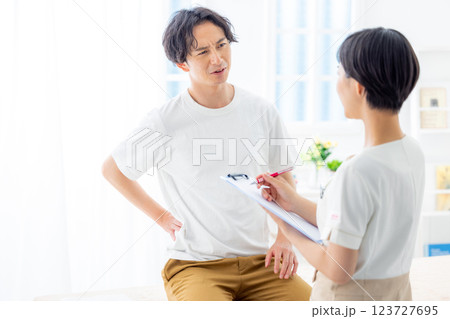 カウンセリングを受ける男性 カウンセリングを受ける男性 123727695