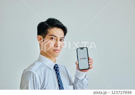 スマホを持つ20代の若い男性　新NISA 123727699