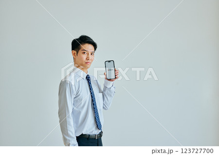 スマホを持つ20代の若い男性　新NISA 123727700