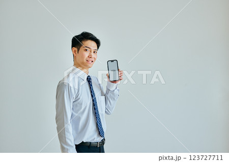 スマホを持つ20代の若い男性 NISA スマホを持つ20代の若い男性 NISA 123727711