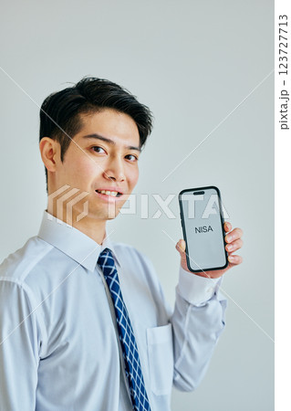 スマホを持つ20代の若い男性 NISA スマホを持つ20代の若い男性 NISA 123727713