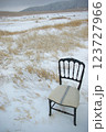 雪の積もった椅子 123727966