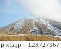 雪の残る阿蘇山 123727967