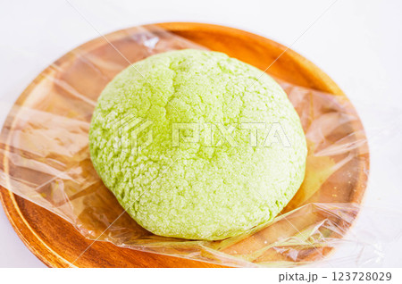 緑色のメロンパン 123728029