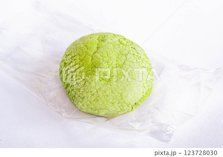 緑色のメロンパン 123728030