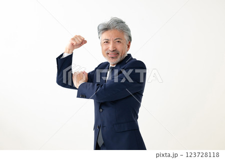 ガッツポーズをするビジネスマン 123728118