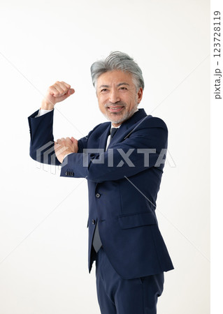 ガッツポーズをするビジネスマン 123728119