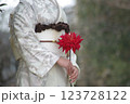赤い花を持つ着物の女性 123728122