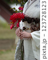 赤い花を持つ着物の女性 123728123