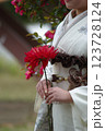 赤いダリアを持つ着物の女性の手元 123728124