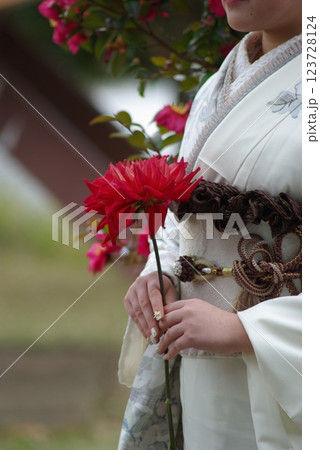 赤いダリアを持つ着物の女性の手元 123728124