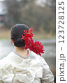赤いダリアの髪飾りをつけた女性の後ろ姿 123728125