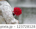 赤い花を持つ着物の女性 123728128