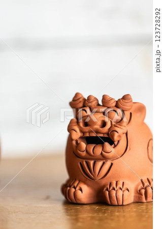 かわいいシーサーの置物 123728292