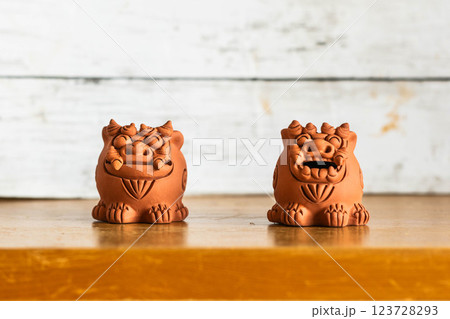 赤いシーサー 123728293