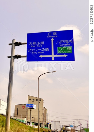 白銀北沼線で八戸の市街地に向かう道路の風景　青森県八戸市 123728462