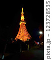 夜に輝く夜の東京タワー 123728535