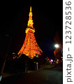 赤く輝く東京タワー 123728536