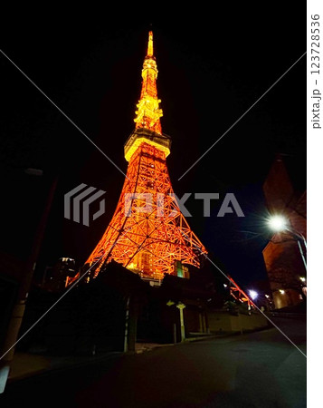 赤く輝く東京タワー 123728536
