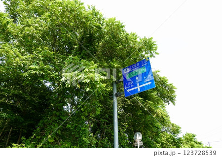 青森　県道10号線　三沢空港と第二みちのくへの道路標識がある風景　青森県北上郡六戸町 123728539