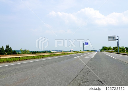 青森　国道4号線　七戸バイパスで盛岡方面へ向かう道路の風景　青森県上北郡七戸町 123728552