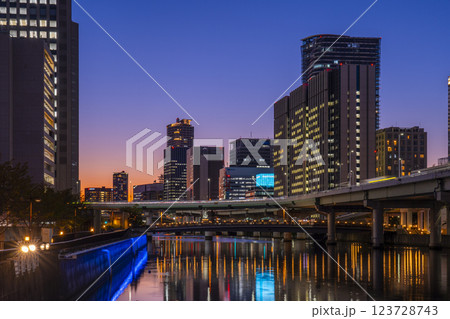 大江橋から見た大阪 中之島・堂島浜の夕景 大江橋から見た大阪 中之島・堂島浜の夕景 123728743