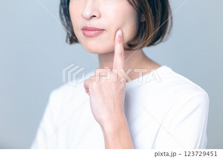 ミドル女性スキンケアイメージ 123729451