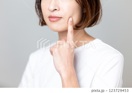 ミドル女性スキンケアイメージ 123729453