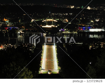 Mount Ainslie Lookout からオーストラリア連邦議会の夜景 Canberra Mount Ainslie Lookout からオーストラリア連邦議会の夜景 Canberra 123729628