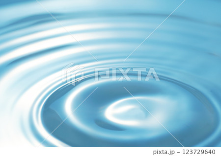 水面に広がる波紋(背景イメージ) 水面に広がる波紋(背景イメージ) 123729640