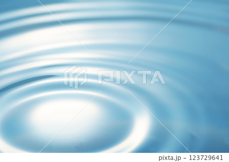 水面に広がる波紋(背景イメージ) 123729641