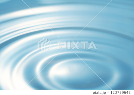 水面に広がる波紋(背景イメージ) 123729642