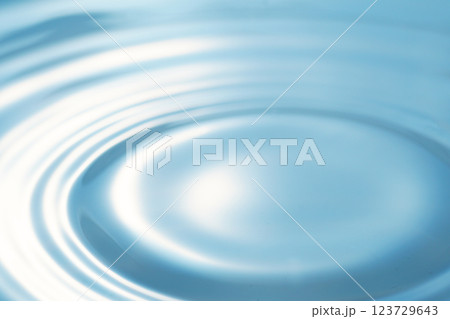 水面に広がる波紋(背景イメージ) 123729643